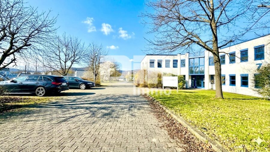 Vielseitiger Gewerbekomplex Halle + Büro / Freifläche - Top Infrastruktur direkt am A44 / A49 Kreuz - Zufahrt Parkflächen / Bürogebäude